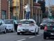 Sale sul tetto dell'auto e si denuda, caos in via Milano a Vigliano
