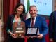 Ivo Bonato premiato a Montecitorio: il reporter biellese riceve lo Standout Award. Nella foto con la giornalista Lucia Goracci