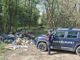 Dal Nord Ovest - Mezza tonnellata di rifiuti abbandonati in un bosco, 4 denunce e multa da 12mila euro