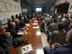 Un momento della partecipata quarta serata del corso di apicoltura, caratterizzata da grande attenzione verso le strategie di contrasto all’acaro varroa.