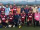 Lo scatto ufficiale che ritrae le due formazioni schierate insieme prima del fischio d’inizio, simbolo di sportività, rispetto reciproco e amicizia sportiva oltre il risultato finale.