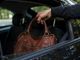 “Scusi, dov’è l’ospedale?”, distrae un’anziana di Mongrando mentre il complice ruba la borsa dall’auto (foto di repertorio)