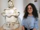Maria Grazia Hussain Tedde accanto alla scultura "La Madre dell'ucciso" di Francesco Ciusa, unica versione marmorea firmata dall'artista, custodita presso il Museo delle Migrazioni, Cammini e Storie di Popoli di Pettinengo.