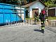 Allarme a Valdilana: escavatore prende fuoco sopra un container, evitati danni maggiori (foto di Mauro Benedetti per newsbiella.it)
