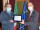 Un momento della consegna della targa