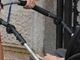 Vercelli: si avvicina alla mamma e tenta di portarle via la neonata di 5 mesi nel passeggino