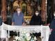 Nell’immagine (da sinistra): diacono Italo Maggia, Laura Caterina Rossetti, mons. Salvatore Pompedda e suor Caterina presentano la tovaglia al filet sull’altare del sacello eusebiano di Santa Maria di Oropa
