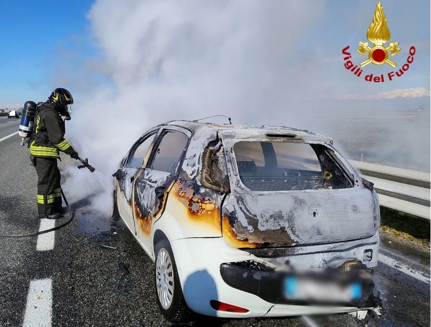 Dal Nord Ovest - Auto in fiamme sulla A4 - Newsbiella.it