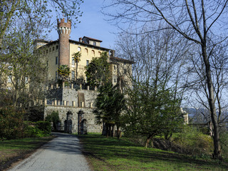 Al borgo di Castellengo  “Connessioni”, tra mostre, visite guidate e degustazioni