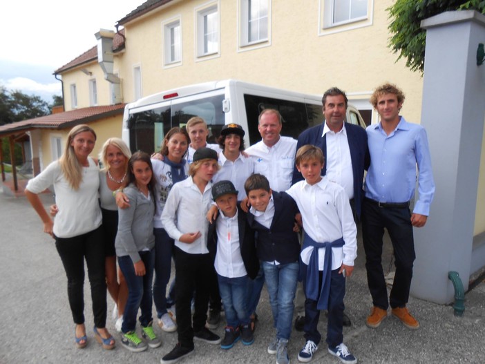 Il team italiano con quello finlandese prima della premiazione