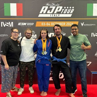 Un fine settimana da incorniciare per la Sakura Academy di Biella, protagonista assoluta all’AJP Tour Italy National Jiu-Jitsu Championship 2026 tenutosi al Centro Pavesi FIPAV di Milano lo scorso weekend. Gli atleti biellesi, impegnati sui tatami lombardi sotto l'egida del team di riferimento Iron Jiu Jitsu, hanno conquistato risultati di altissimo profilo sia nelle rispettive categorie di peso sia nelle classi Open (Assoluti). A guidare la spedizione da bordo mat il coach Kleiton Pereira, che ha seguito passo dopo passo ogni fase dei combattimenti: "Vedere la determinazione e l'impegno quotidiano trasformarsi in prestazioni di questo livello è motivo di enorme orgoglio. I ragazzi hanno espresso un Jiu-Jitsu di altissima qualità tecnica e mentale su un palcoscenico internazionale e competitivo come quello targato AJP." I risultati nel dettaglio Gregorio Peila: Dominatore assoluto della competizione. Peila ha messo a segno un’eccezionale doppia vittoria, conquistando la medaglia d’oro nella propria categoria di peso e replicando il successo con il primo posto negli Assoluti, confermandosi tra i profili più incisivi del torneo. Cecilia Schellino: Prova di forza e grande continuità per la portacolori della Sakura Academy, capace di salire due volte sul podio. Schellino ha conquistato il terzo posto nella categoria di peso, per poi superarsi nella classe Assoluti, dove ha strappato una splendida medaglia d'argento. Prossimi appuntamenti Il percorso agonistico della squadra non si ferma qui. Questo fine settimana l'atleta Cecilia Schellino tornerà subito sulla mat a Potenza per confermare l'ottimo momento di forma. Successivamente, l'intera squadra della Sakura Academy concentrerà la preparazione in vista della tappa di Casale, che vedrà impegnati tra i 6 e i 7 atleti biellesi, pronti a portare nuovamente in alto i colori del club Un fine settimana da incorniciare per la Sakura Academy di Biella, protagonista assoluta all’AJP Tour Italy National Jiu-Jitsu Championship 2026 tenutosi al Centro Pavesi FIPAV di Milano lo scorso weekend. Gli atleti biellesi, impegnati sui tatami lombardi sotto l'egida del team di riferimento Iron Jiu Jitsu, hanno conquistato risultati di altissimo profilo sia nelle rispettive categorie di peso sia nelle classi Open (Assoluti). A guidare la spedizione da bordo mat il coach Kleiton Pereira, che ha seguito passo dopo passo ogni fase dei combattimenti: "Vedere la determinazione e l'impegno quotidiano trasformarsi in prestazioni di questo livello è motivo di enorme orgoglio. I ragazzi hanno espresso un Jiu-Jitsu di altissima qualità tecnica e mentale su un palcoscenico internazionale e competitivo come quello targato AJP." I risultati nel dettaglio Gregorio Peila: Dominatore assoluto della competizione. Peila ha messo a segno un’eccezionale doppia vittoria, conquistando la medaglia d’oro nella propria categoria di peso e replicando il successo con il primo posto negli Assoluti, confermandosi tra i profili più incisivi del torneo. Cecilia Schellino: Prova di forza e grande continuità per la portacolori della Sakura Academy, capace di salire due volte sul podio. Schellino ha conquistato il terzo posto nella categoria di peso, per poi superarsi nella classe Assoluti, dove ha strappato una splendida medaglia d'argento. Prossimi appuntamenti Il percorso agonistico della squadra non si ferma qui. Questo fine settimana l'atleta Cecilia Schellino tornerà subito sulla mat a Potenza per confermare l'ottimo momento di forma. Successivamente, l'intera squadra della Sakura Academy concentrerà la preparazione in vista della tappa di Casale, che vedrà impegnati tra i 6 e i 7 atleti biellesi, pronti a portare nuovamente in alto i colori del club