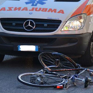 Netro, ciclista cade dalla bici e si ferisce alla testa