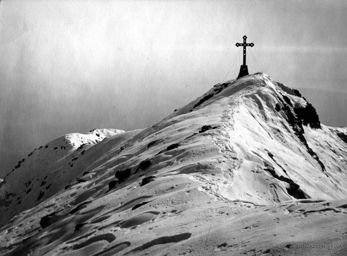 Croci in vetta nelle foto d'archivio: il Mucrone innevato - Copyright Fondazione Sella 2026