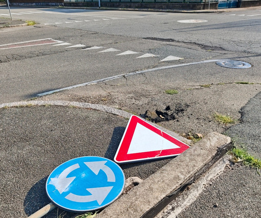 Biella, cartello tra via Rosmini e via Donato a terra, i cittadini: "Pericoloso" Biella, cartello tra via Rosmini e via Donato a terra, i cittadini: "Pericoloso"
