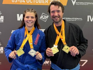 Un fine settimana da incorniciare per la Sakura Academy di Biella, protagonista assoluta all’AJP Tour Italy National Jiu-Jitsu Championship 2026 tenutosi al Centro Pavesi FIPAV di Milano lo scorso weekend. Gli atleti biellesi, impegnati sui tatami lombardi sotto l'egida del team di riferimento Iron Jiu Jitsu, hanno conquistato risultati di altissimo profilo sia nelle rispettive categorie di peso sia nelle classi Open (Assoluti). A guidare la spedizione da bordo mat il coach Kleiton Pereira, che ha seguito passo dopo passo ogni fase dei combattimenti: "Vedere la determinazione e l'impegno quotidiano trasformarsi in prestazioni di questo livello è motivo di enorme orgoglio. I ragazzi hanno espresso un Jiu-Jitsu di altissima qualità tecnica e mentale su un palcoscenico internazionale e competitivo come quello targato AJP." I risultati nel dettaglio Gregorio Peila: Dominatore assoluto della competizione. Peila ha messo a segno un’eccezionale doppia vittoria, conquistando la medaglia d’oro nella propria categoria di peso e replicando il successo con il primo posto negli Assoluti, confermandosi tra i profili più incisivi del torneo. Cecilia Schellino: Prova di forza e grande continuità per la portacolori della Sakura Academy, capace di salire due volte sul podio. Schellino ha conquistato il terzo posto nella categoria di peso, per poi superarsi nella classe Assoluti, dove ha strappato una splendida medaglia d'argento. Prossimi appuntamenti Il percorso agonistico della squadra non si ferma qui. Questo fine settimana l'atleta Cecilia Schellino tornerà subito sulla mat a Potenza per confermare l'ottimo momento di forma. Successivamente, l'intera squadra della Sakura Academy concentrerà la preparazione in vista della tappa di Casale, che vedrà impegnati tra i 6 e i 7 atleti biellesi, pronti a portare nuovamente in alto i colori del club Un fine settimana da incorniciare per la Sakura Academy di Biella, protagonista assoluta all’AJP Tour Italy National Jiu-Jitsu Championship 2026 tenutosi al Centro Pavesi FIPAV di Milano lo scorso weekend. Gli atleti biellesi, impegnati sui tatami lombardi sotto l'egida del team di riferimento Iron Jiu Jitsu, hanno conquistato risultati di altissimo profilo sia nelle rispettive categorie di peso sia nelle classi Open (Assoluti). A guidare la spedizione da bordo mat il coach Kleiton Pereira, che ha seguito passo dopo passo ogni fase dei combattimenti: "Vedere la determinazione e l'impegno quotidiano trasformarsi in prestazioni di questo livello è motivo di enorme orgoglio. I ragazzi hanno espresso un Jiu-Jitsu di altissima qualità tecnica e mentale su un palcoscenico internazionale e competitivo come quello targato AJP." I risultati nel dettaglio Gregorio Peila: Dominatore assoluto della competizione. Peila ha messo a segno un’eccezionale doppia vittoria, conquistando la medaglia d’oro nella propria categoria di peso e replicando il successo con il primo posto negli Assoluti, confermandosi tra i profili più incisivi del torneo. Cecilia Schellino: Prova di forza e grande continuità per la portacolori della Sakura Academy, capace di salire due volte sul podio. Schellino ha conquistato il terzo posto nella categoria di peso, per poi superarsi nella classe Assoluti, dove ha strappato una splendida medaglia d'argento. Prossimi appuntamenti Il percorso agonistico della squadra non si ferma qui. Questo fine settimana l'atleta Cecilia Schellino tornerà subito sulla mat a Potenza per confermare l'ottimo momento di forma. Successivamente, l'intera squadra della Sakura Academy concentrerà la preparazione in vista della tappa di Casale, che vedrà impegnati tra i 6 e i 7 atleti biellesi, pronti a portare nuovamente in alto i colori del club