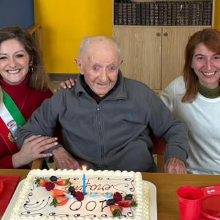 L'abbraccio di Sala Biellese a Serafino per i suoi 100 anni