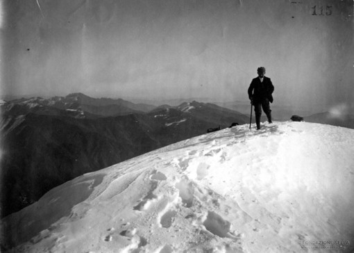 Ugo Sella, Vetta del Monte Tovo, 1910 ca., stampa alla gelatina bromuro d’argento, Copyright Fondazione Sella 2026 Ugo Sella, Vetta del Monte Tovo, 1910 ca., stampa alla gelatina bromuro d’argento, Copyright Fondazione Sella 2026