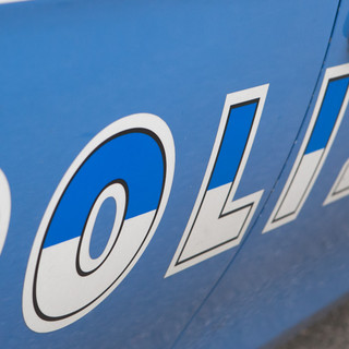 Picchia la compagna e danneggia l'auto della polizia