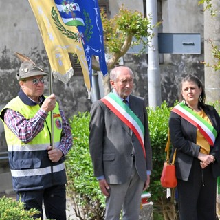 A Roppolo le celebrazioni della Liberazione e del 1° maggio, consegna di copia della Costituzione ai neomaggiorenni (foto dalla pagina Facebook di Comune di Roppolo)