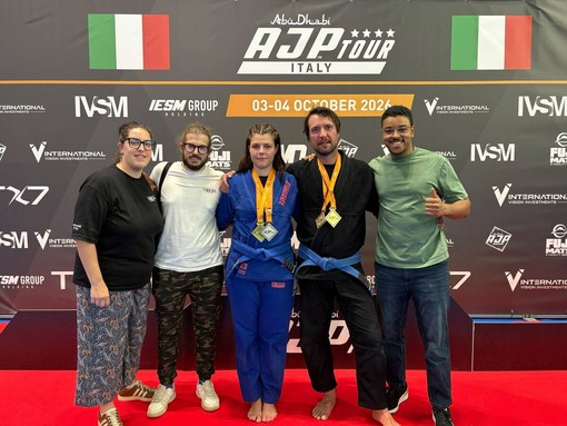 Un fine settimana da incorniciare per la Sakura Academy di Biella, protagonista assoluta all’AJP Tour Italy National Jiu-Jitsu Championship 2026 tenutosi al Centro Pavesi FIPAV di Milano lo scorso weekend. Gli atleti biellesi, impegnati sui tatami lombardi sotto l'egida del team di riferimento Iron Jiu Jitsu, hanno conquistato risultati di altissimo profilo sia nelle rispettive categorie di peso sia nelle classi Open (Assoluti). A guidare la spedizione da bordo mat il coach Kleiton Pereira, che ha seguito passo dopo passo ogni fase dei combattimenti: "Vedere la determinazione e l'impegno quotidiano trasformarsi in prestazioni di questo livello è motivo di enorme orgoglio. I ragazzi hanno espresso un Jiu-Jitsu di altissima qualità tecnica e mentale su un palcoscenico internazionale e competitivo come quello targato AJP." I risultati nel dettaglio Gregorio Peila: Dominatore assoluto della competizione. Peila ha messo a segno un’eccezionale doppia vittoria, conquistando la medaglia d’oro nella propria categoria di peso e replicando il successo con il primo posto negli Assoluti, confermandosi tra i profili più incisivi del torneo. Cecilia Schellino: Prova di forza e grande continuità per la portacolori della Sakura Academy, capace di salire due volte sul podio. Schellino ha conquistato il terzo posto nella categoria di peso, per poi superarsi nella classe Assoluti, dove ha strappato una splendida medaglia d'argento. Prossimi appuntamenti Il percorso agonistico della squadra non si ferma qui. Questo fine settimana l'atleta Cecilia Schellino tornerà subito sulla mat a Potenza per confermare l'ottimo momento di forma. Successivamente, l'intera squadra della Sakura Academy concentrerà la preparazione in vista della tappa di Casale, che vedrà impegnati tra i 6 e i 7 atleti biellesi, pronti a portare nuovamente in alto i colori del club Un fine settimana da incorniciare per la Sakura Academy di Biella, protagonista assoluta all’AJP Tour Italy National Jiu-Jitsu Championship 2026 tenutosi al Centro Pavesi FIPAV di Milano lo scorso weekend. Gli atleti biellesi, impegnati sui tatami lombardi sotto l'egida del team di riferimento Iron Jiu Jitsu, hanno conquistato risultati di altissimo profilo sia nelle rispettive categorie di peso sia nelle classi Open (Assoluti). A guidare la spedizione da bordo mat il coach Kleiton Pereira, che ha seguito passo dopo passo ogni fase dei combattimenti: "Vedere la determinazione e l'impegno quotidiano trasformarsi in prestazioni di questo livello è motivo di enorme orgoglio. I ragazzi hanno espresso un Jiu-Jitsu di altissima qualità tecnica e mentale su un palcoscenico internazionale e competitivo come quello targato AJP." I risultati nel dettaglio Gregorio Peila: Dominatore assoluto della competizione. Peila ha messo a segno un’eccezionale doppia vittoria, conquistando la medaglia d’oro nella propria categoria di peso e replicando il successo con il primo posto negli Assoluti, confermandosi tra i profili più incisivi del torneo. Cecilia Schellino: Prova di forza e grande continuità per la portacolori della Sakura Academy, capace di salire due volte sul podio. Schellino ha conquistato il terzo posto nella categoria di peso, per poi superarsi nella classe Assoluti, dove ha strappato una splendida medaglia d'argento. Prossimi appuntamenti Il percorso agonistico della squadra non si ferma qui. Questo fine settimana l'atleta Cecilia Schellino tornerà subito sulla mat a Potenza per confermare l'ottimo momento di forma. Successivamente, l'intera squadra della Sakura Academy concentrerà la preparazione in vista della tappa di Casale, che vedrà impegnati tra i 6 e i 7 atleti biellesi, pronti a portare nuovamente in alto i colori del club