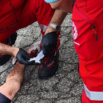 Cossato: Apre la portiera e colpisce un ciclista, 63enne in ospedale