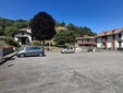 Pralungo, frazione Valle un lettore: "La piazza è vuota ma le auto sostano sulla strada"