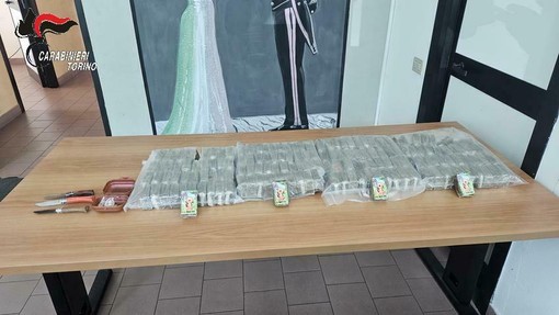 Spari nella notte e chili di droga nel Canavese: maxi-blitz all’alba, due arresti e sette denunce Spari nella notte e chili di droga nel Canavese: maxi-blitz all’alba, due arresti e sette denunce