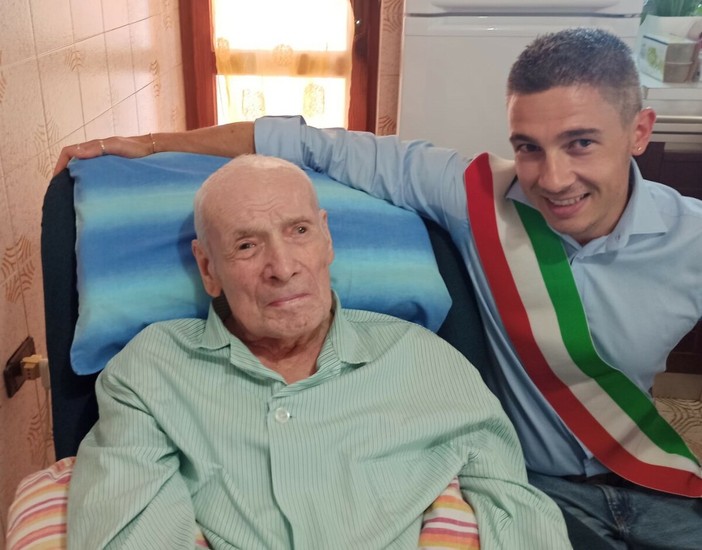 Veglio festeggia Sebastiano, gli auguri del sindaco per i suoi 100 anni Veglio festeggia Sebastiano, gli auguri del sindaco per i suoi 100 anni