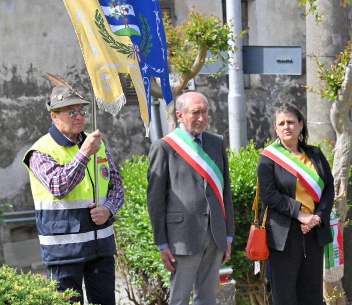 A Roppolo le celebrazioni della Liberazione e del 1° maggio, consegna di copia della Costituzione ai neomaggiorenni (foto dalla pagina Facebook di Comune di Roppolo)