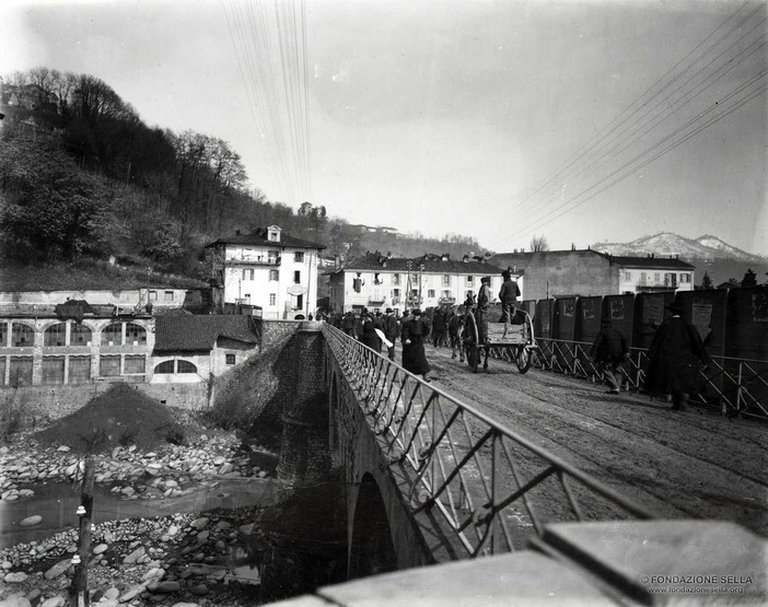 Cavalli e carretti sul ponte di Chiavazza: storie d'un tempo nelle foto d'archivio - Copyright Fondazione Sella 2026