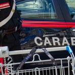 Cossato, si allontana dal supermercato senza pagare
