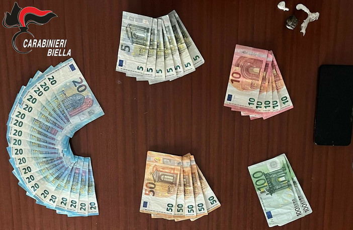 Figlio spaccia hashish e cocaina, padre lo difende e si scaglia contro i militari: cliente nei guai