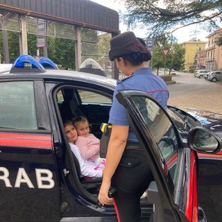Cossato, bambine accolte sulla &quot;Gazzella&quot; dei Carabinieri: umanità, oltre all'uniforme
