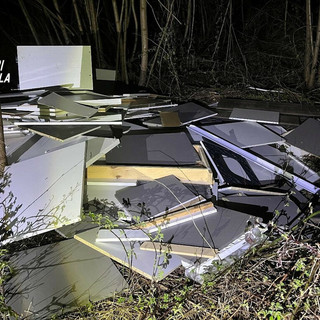 Mongrando, sorpresi a scaricare rifiuti nel bosco: decisiva la segnalazione di un cittadino