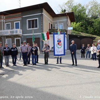 25 Aprile a Casapinta, commemorazioni in piazza Chiesa con omaggio ai Caduti e un appello alla pace (foto Claudio Nicola)