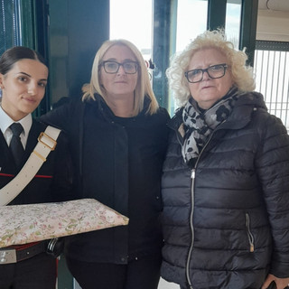 Vittima di borseggio a Biella, il suo grazie ai Carabinieri con un vassoio di pasticcini