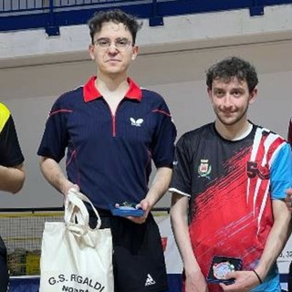 Il podio del singolare OVER 3 al Torneo di Novara: al centro, sul gradino più alto, David Dabbicco del TT Biella, vincitore, con pieno merito, della gara.