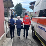 Biella, i Carabinieri assistono un'anziana in difficoltà Biella, i Carabinieri assistono un'anziana in difficoltà