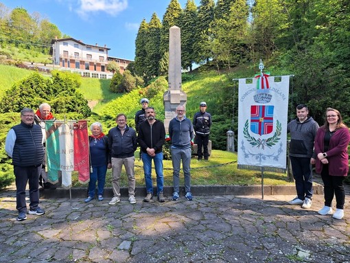 Valdilana celebra il 25 Aprile con gli studenti: “Non solo memoria ma giorno in cui la libertà si fa responsabilità, voce e futuro” (foto dalla pagina Facebook di Comune di Valdilana)