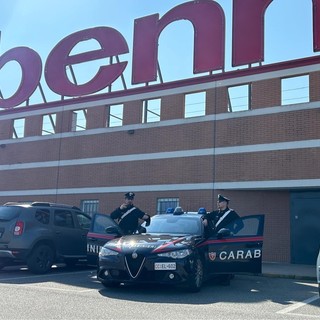 Rubano cosmetici e profumi di lusso con borse "schermate", 2 persone accusate di furto aggravato Rubano cosmetici e profumi di lusso con borse "schermate", 2 persone accusate di furto aggravato