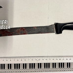 Gaglianico, accoltellato al volto e alla gamba: arrestato un 54enne Gaglianico, accoltellato al volto e alla gamba: arrestato un 54enne