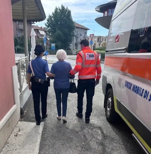 Biella, i Carabinieri assistono un'anziana in difficoltà Biella, i Carabinieri assistono un'anziana in difficoltà