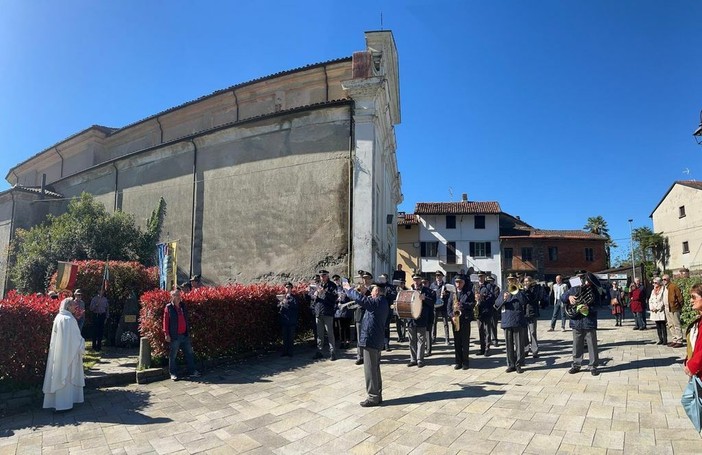 25 Aprile a Viverone, corteo e Santa Messa per i Caduti di tutte le guerre (foto dalla pagina Facebook di Comune di Viverone)