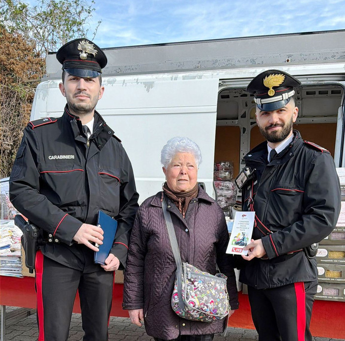 Carabinieri tra la gente, incontro con i cittadini al mercato di Cossato