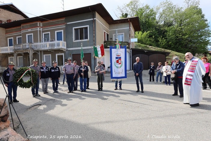 25 Aprile a Casapinta, commemorazioni in piazza Chiesa con omaggio ai Caduti e un appello alla pace (foto Claudio Nicola)