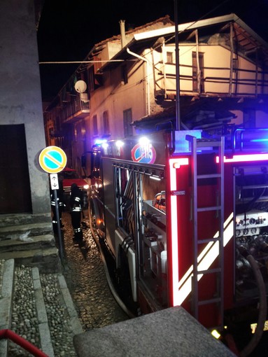 Incendio tetto a Gozzano, salvi i tetti adiacenti