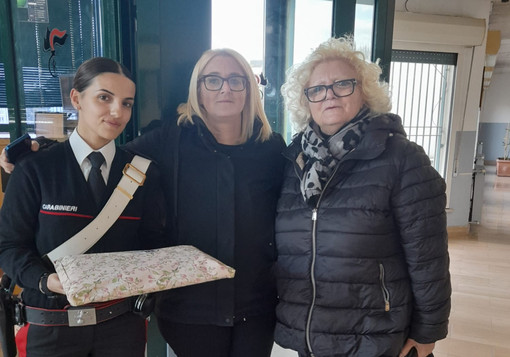 Vittima di borseggio a Biella, il suo grazie ai Carabinieri con un vassoio di pasticcini