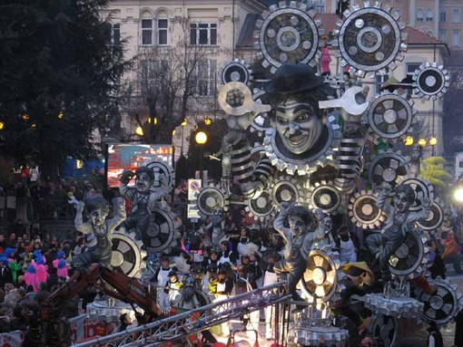 A Borgosesia tornano i grandi carri allegorici
