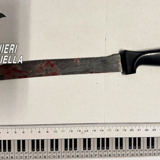 Gaglianico, accoltellato al volto e alla gamba: arrestato un 54enne