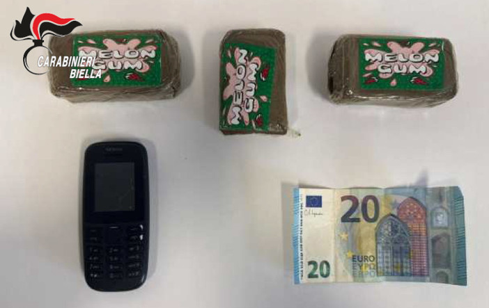 Biella, tenta di liberarsi dello stupefacente dalla finestra: arrestato 31enne Biella, tenta di liberarsi dello stupefacente dalla finestra: arrestato 31enne
